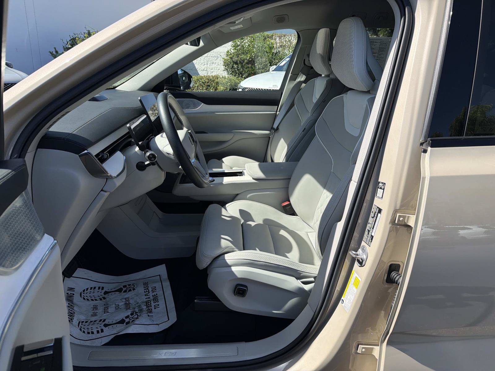 Certified 2025 Volvo EX90 Ultra AWD/4WD image 17