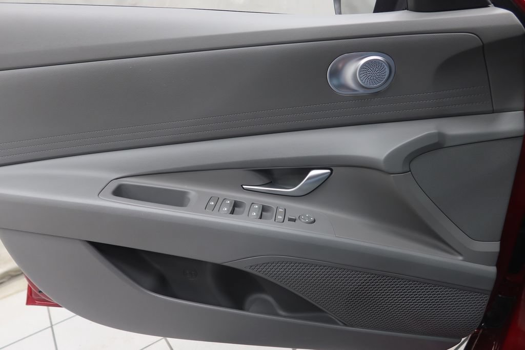 Used 2024 Hyundai Elantra Blue FWD image 19