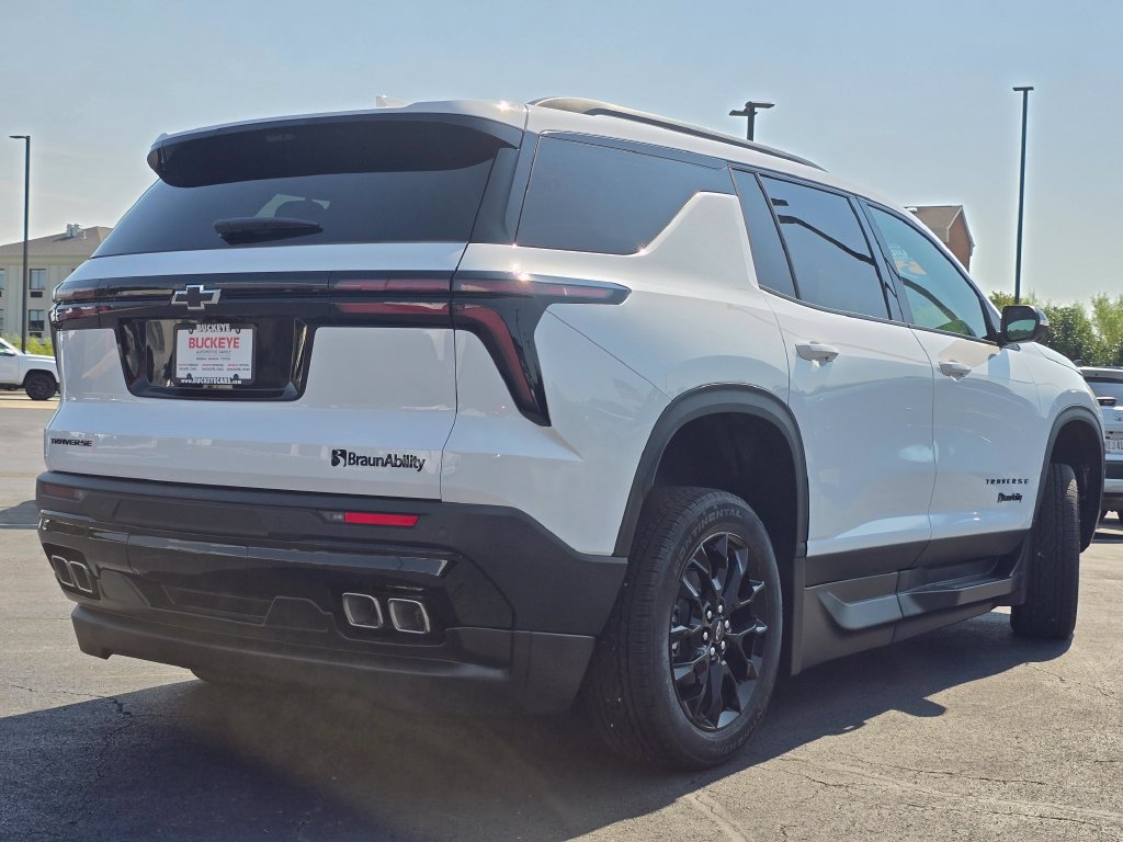 Used 2026 Chevrolet Traverse LT FWD image 8