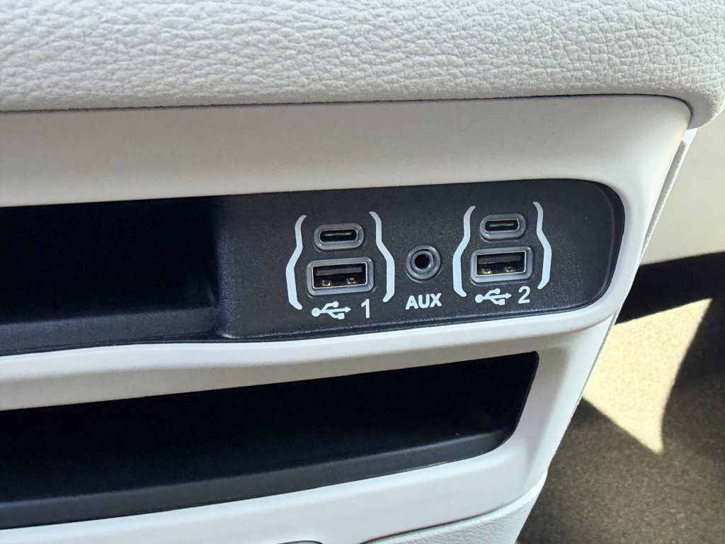 Used 2023 Chrysler Pacifica Touring-L FWD image 25
