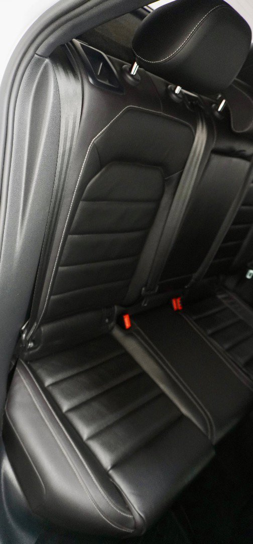 Used 2016 Volkswagen Golf R 4-Door image 8
