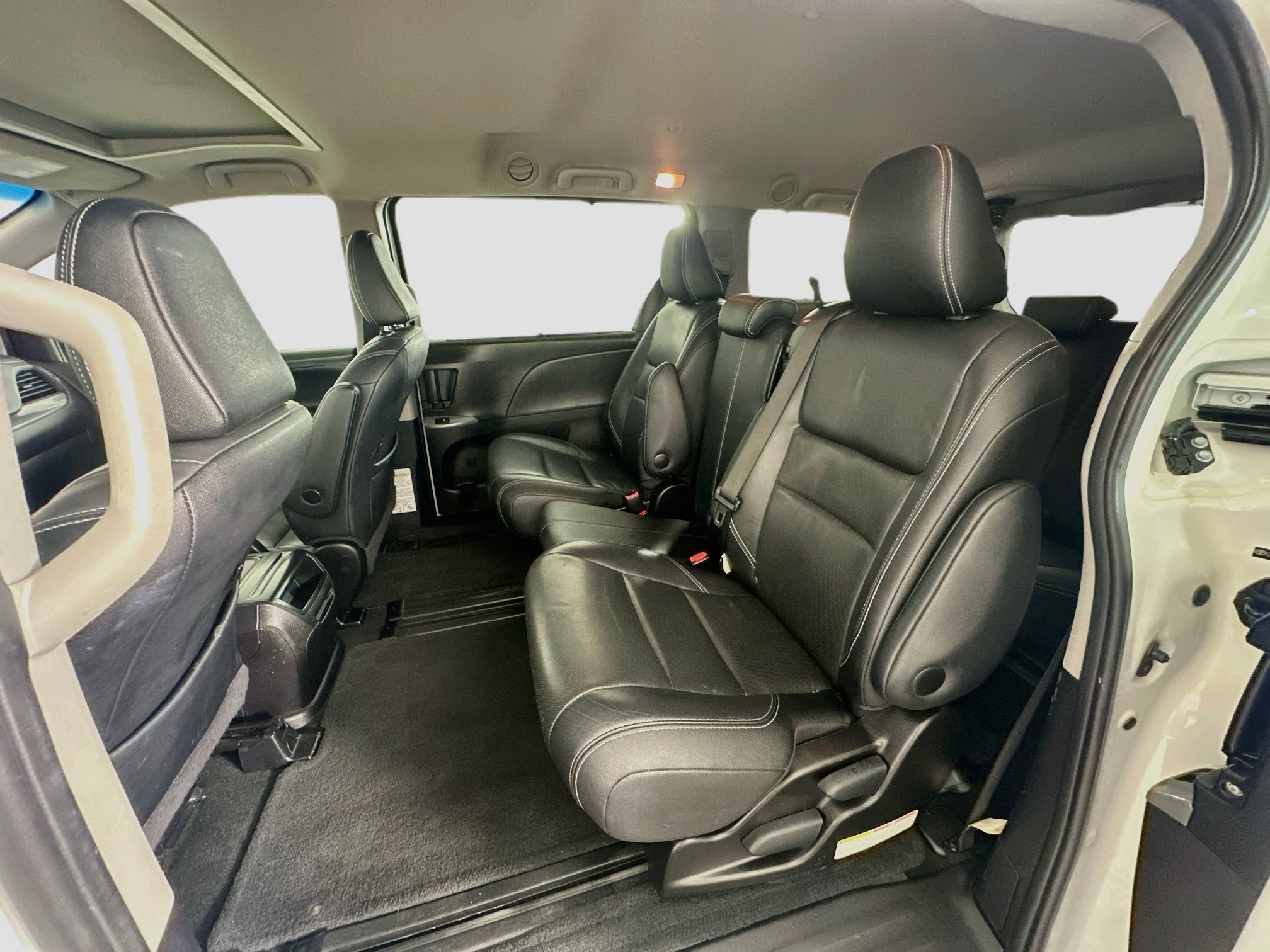 Used 2015 Toyota Sienna SE w/ SE Preferred Package FWD image 28