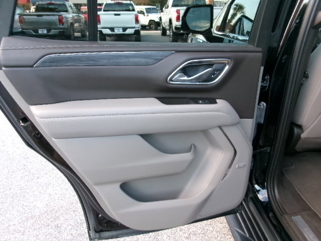 Used 2023 GMC Yukon SLT w/ SLT Premium Package image 17