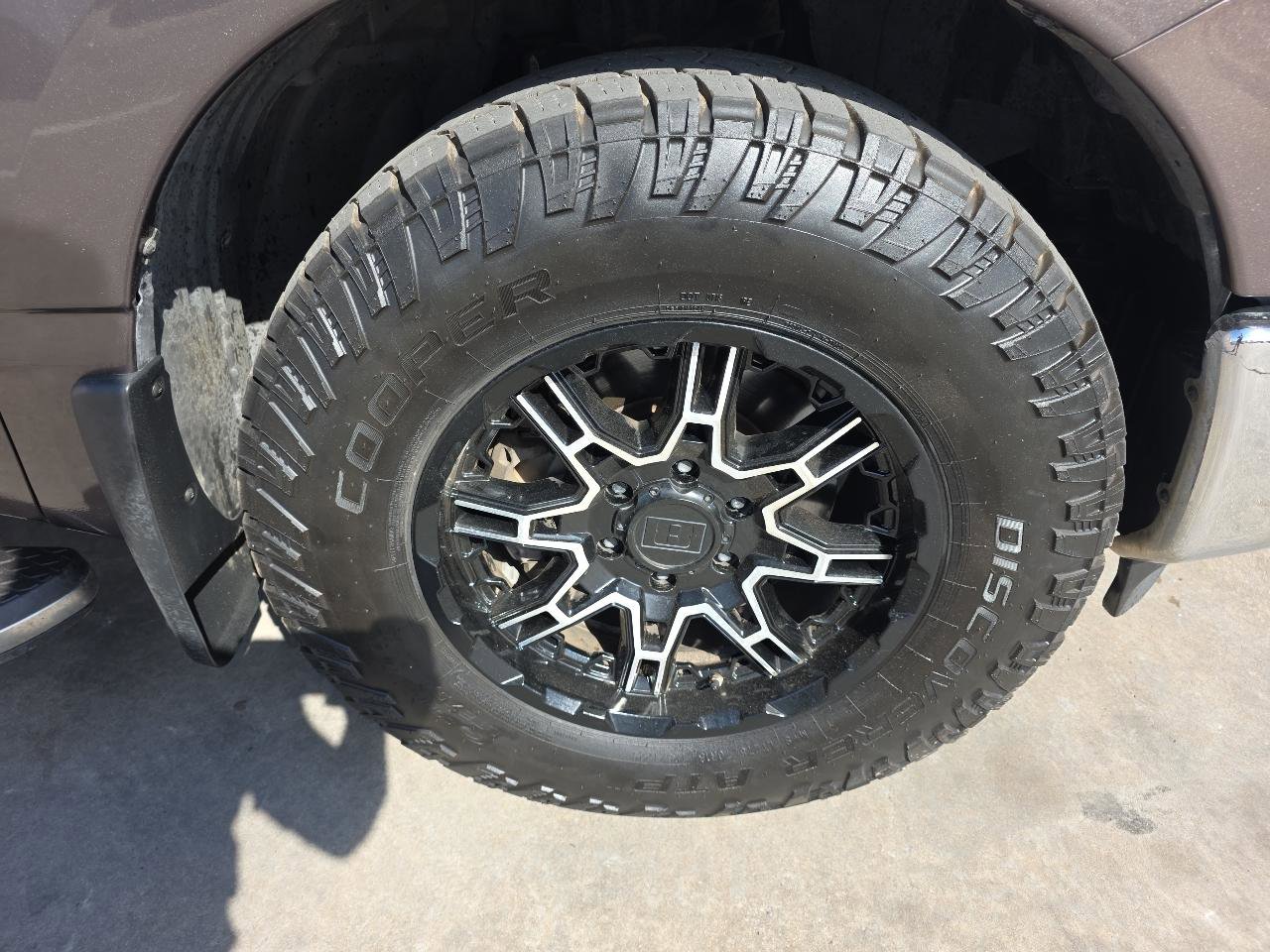 Used 2017 Nissan Titan SV image 29