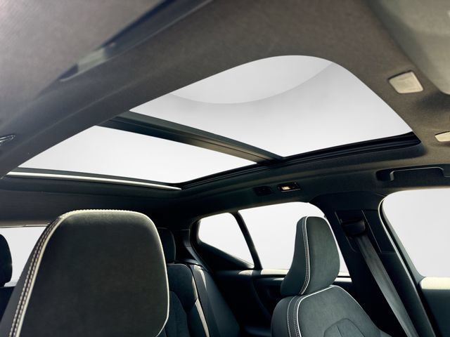 Certified 2025 Volvo XC40 B5 Plus AWD/4WD image 19