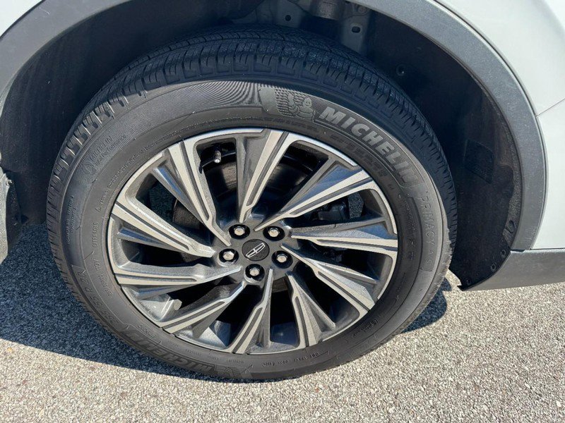 Certified 2025 Lincoln Aviator AWD image 27