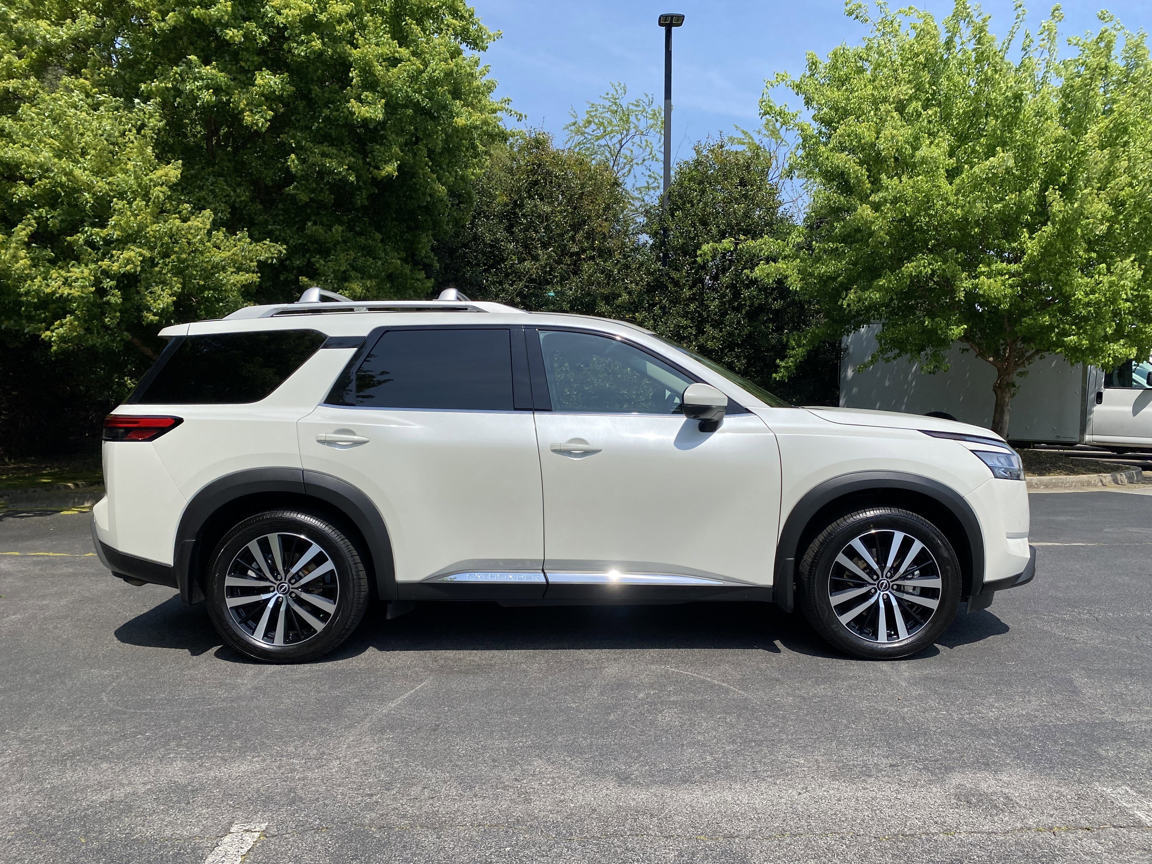 Used 2024 Nissan Pathfinder Platinum image 10