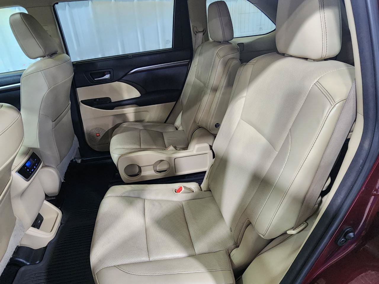 Used 2015 Toyota Highlander Limited AWD/4WD image 30