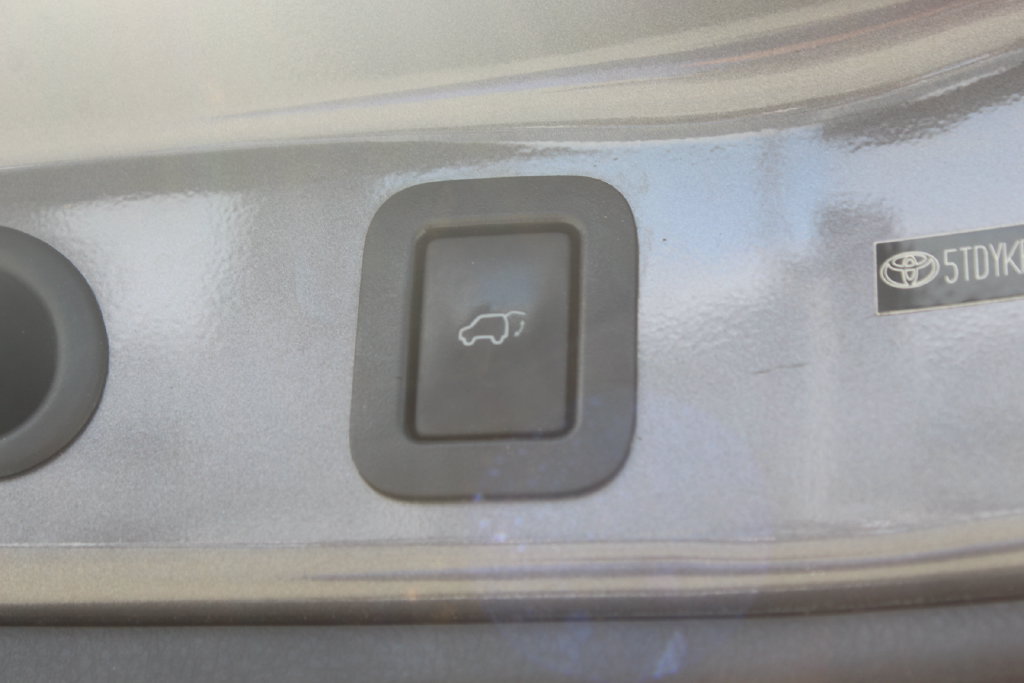 Used 2014 Toyota Highlander Limited FWD image 11