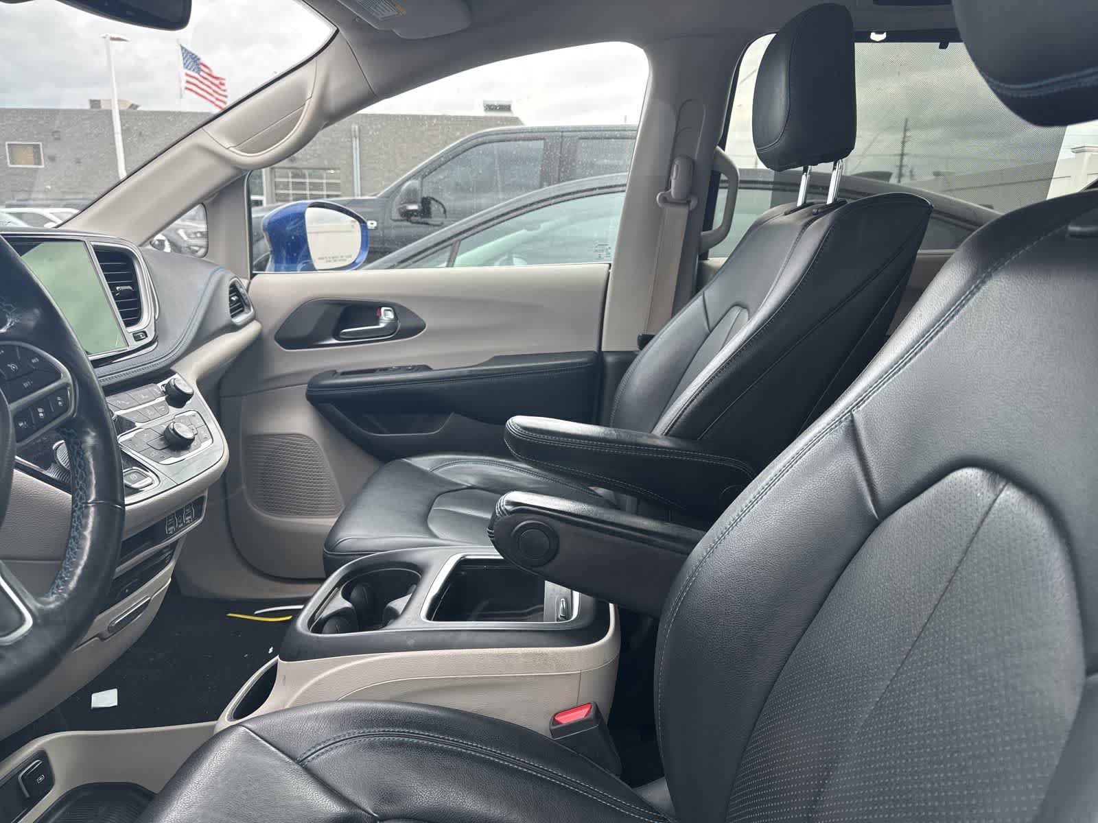 Used 2021 Chrysler Pacifica Touring-L w/ Uconnect Theater Family Group FWD image 28