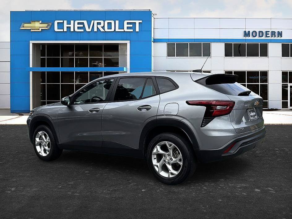 Used 2024 Chevrolet Trax LS w/ LS Convenience Package FWD image 3