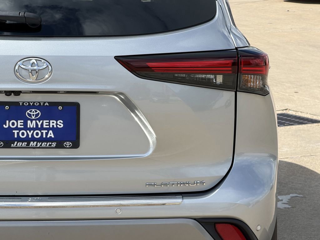 Used 2024 Toyota Highlander Platinum FWD image 9