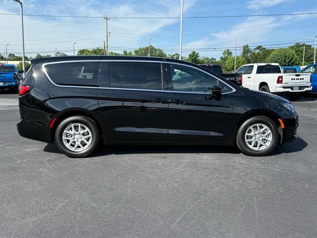 Used 2025 Chrysler Voyager LX FWD image 2