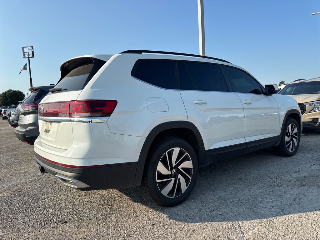 Used 2024 Volkswagen Atlas SE w/ Panoramic Sunroof Package FWD image 4