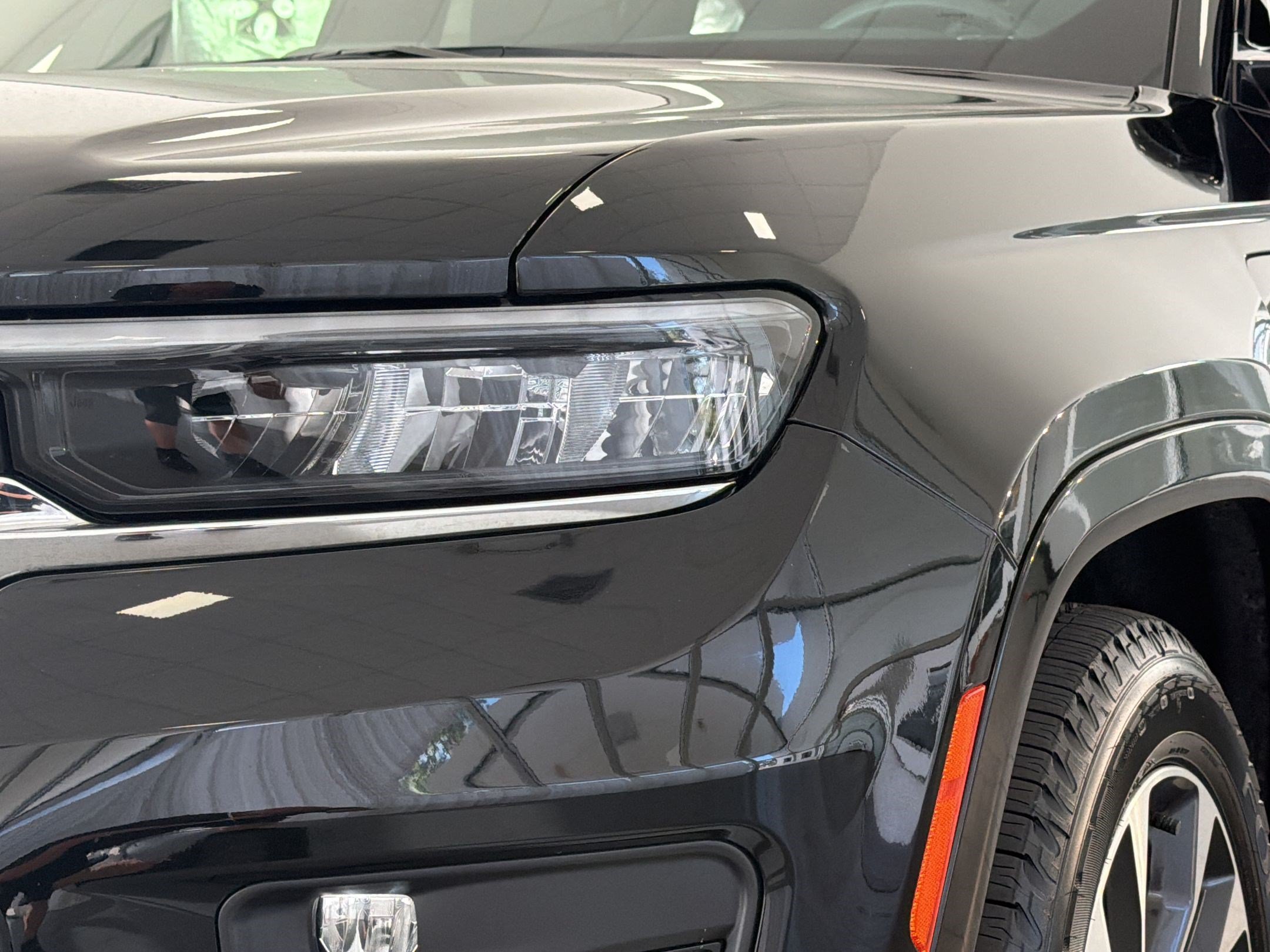 Used 2023 Jeep Grand Cherokee Overland w/ Luxury Tech Group IV AWD/4WD image 12