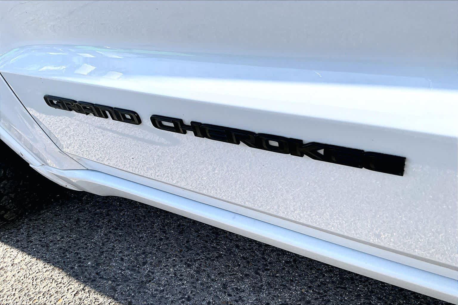 Used 2018 Jeep Grand Cherokee Altitude RWD image 12