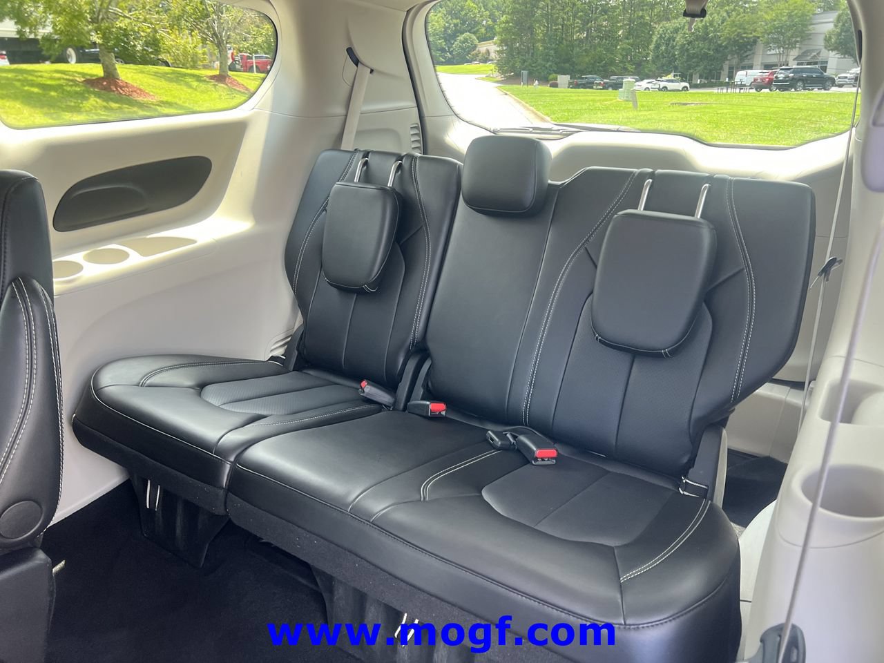 Used 2024 Chrysler Pacifica Touring-L FWD image 21