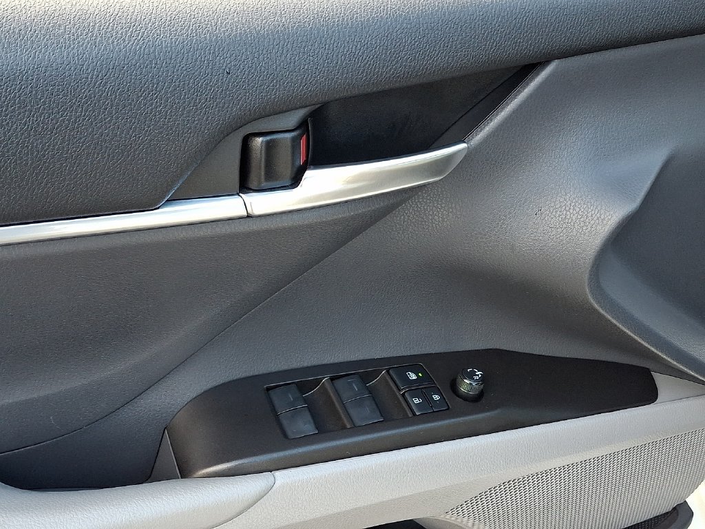 Used 2022 Toyota Camry SE FWD image 11