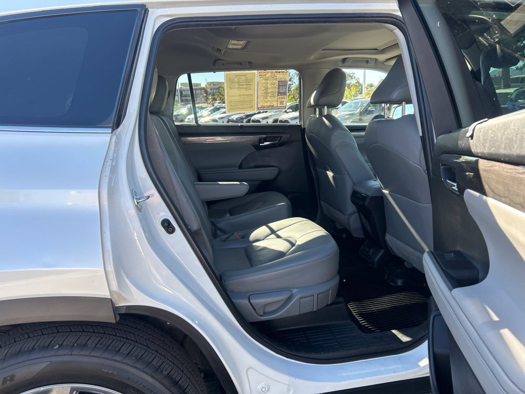 Used 2023 Toyota Highlander Limited AWD/4WD image 16