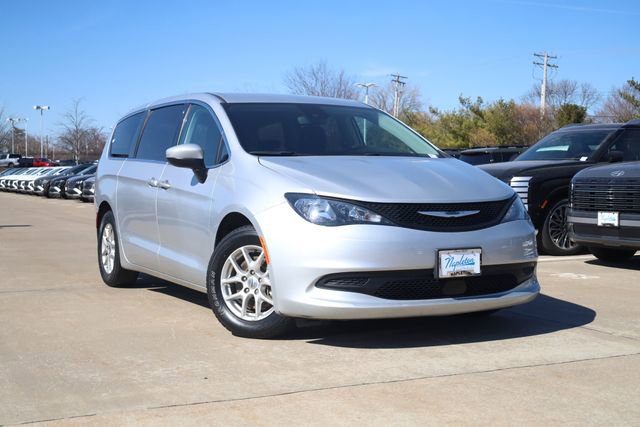 Used 2023 Chrysler Voyager LX image 2