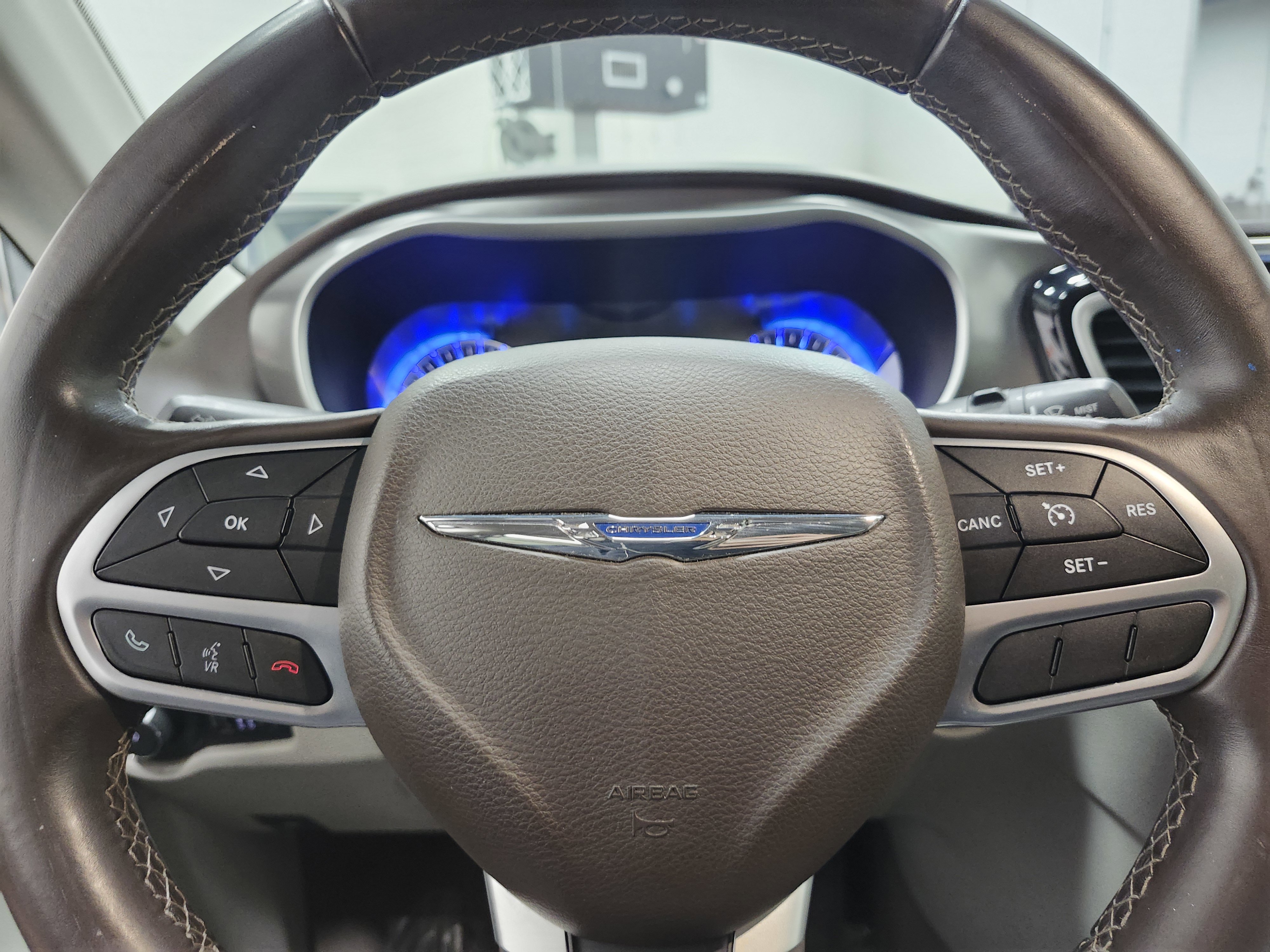 Used 2017 Chrysler Pacifica Touring-L w/ Tire & Wheel Group image 26