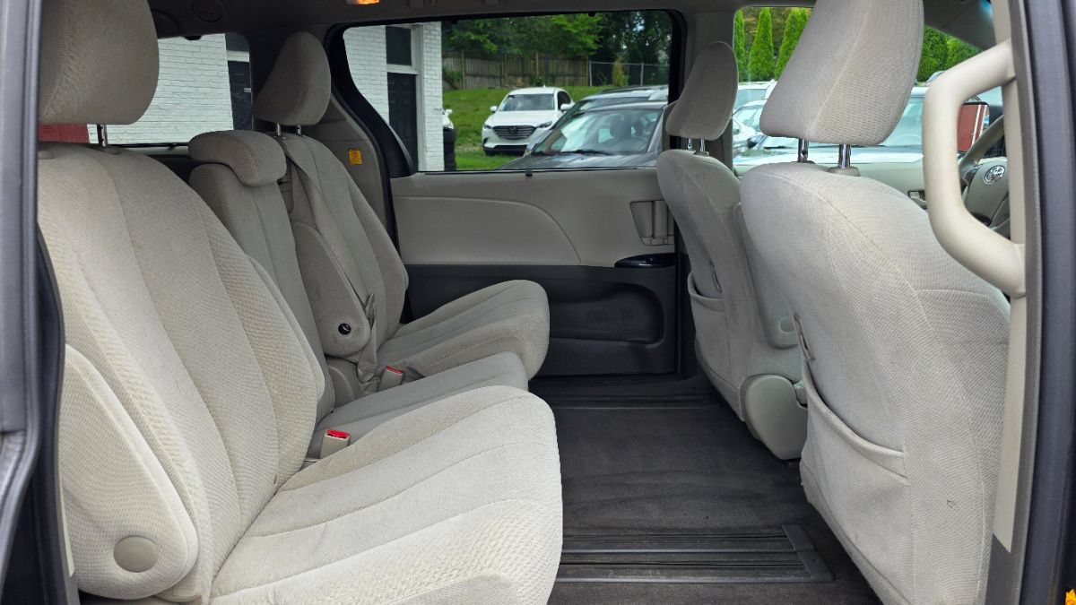 Used 2011 Toyota Sienna LE w/ Towing Pkg FWD image 11