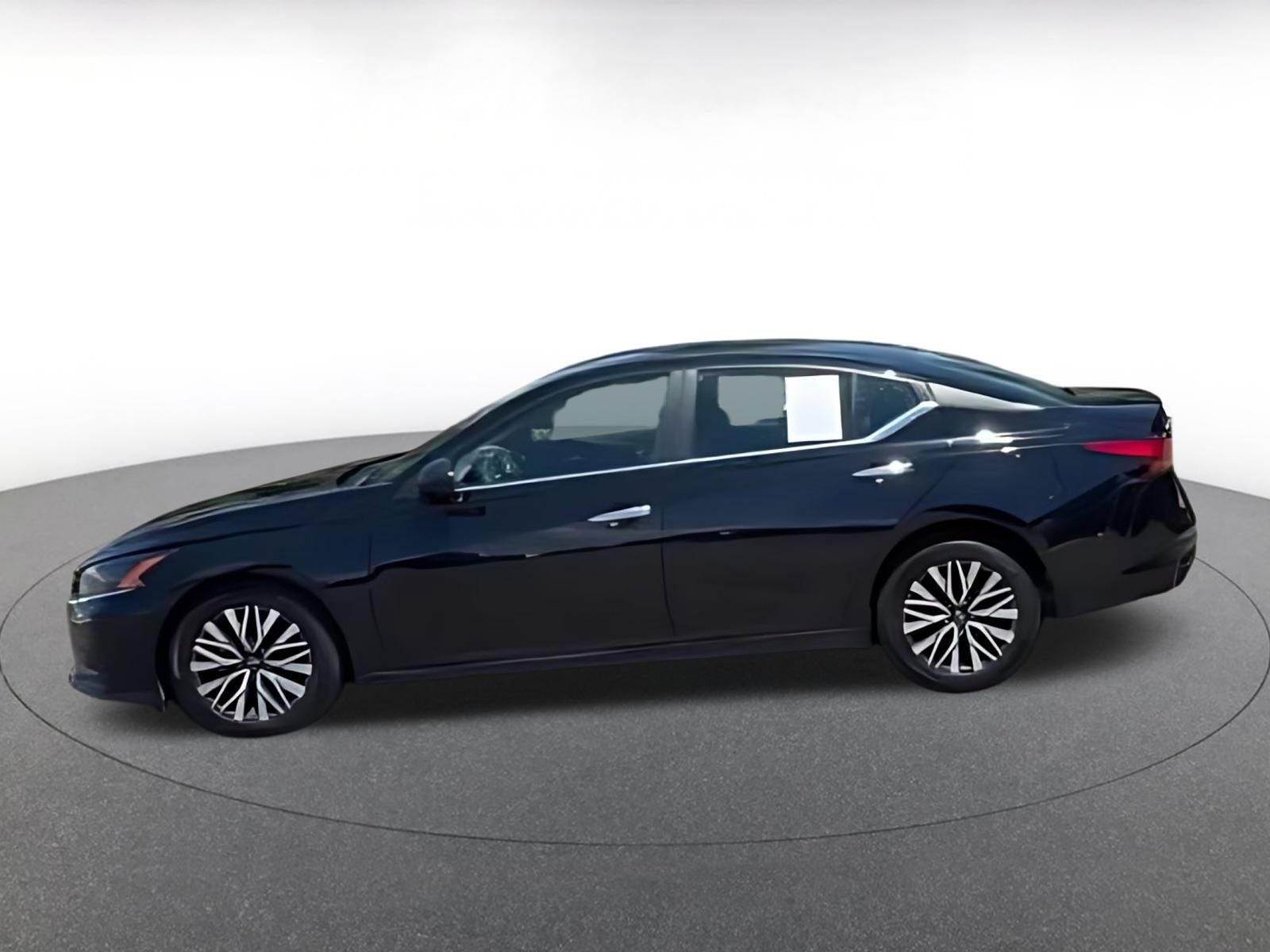 Used 2025 Nissan Altima 2.5 SV FWD image 14