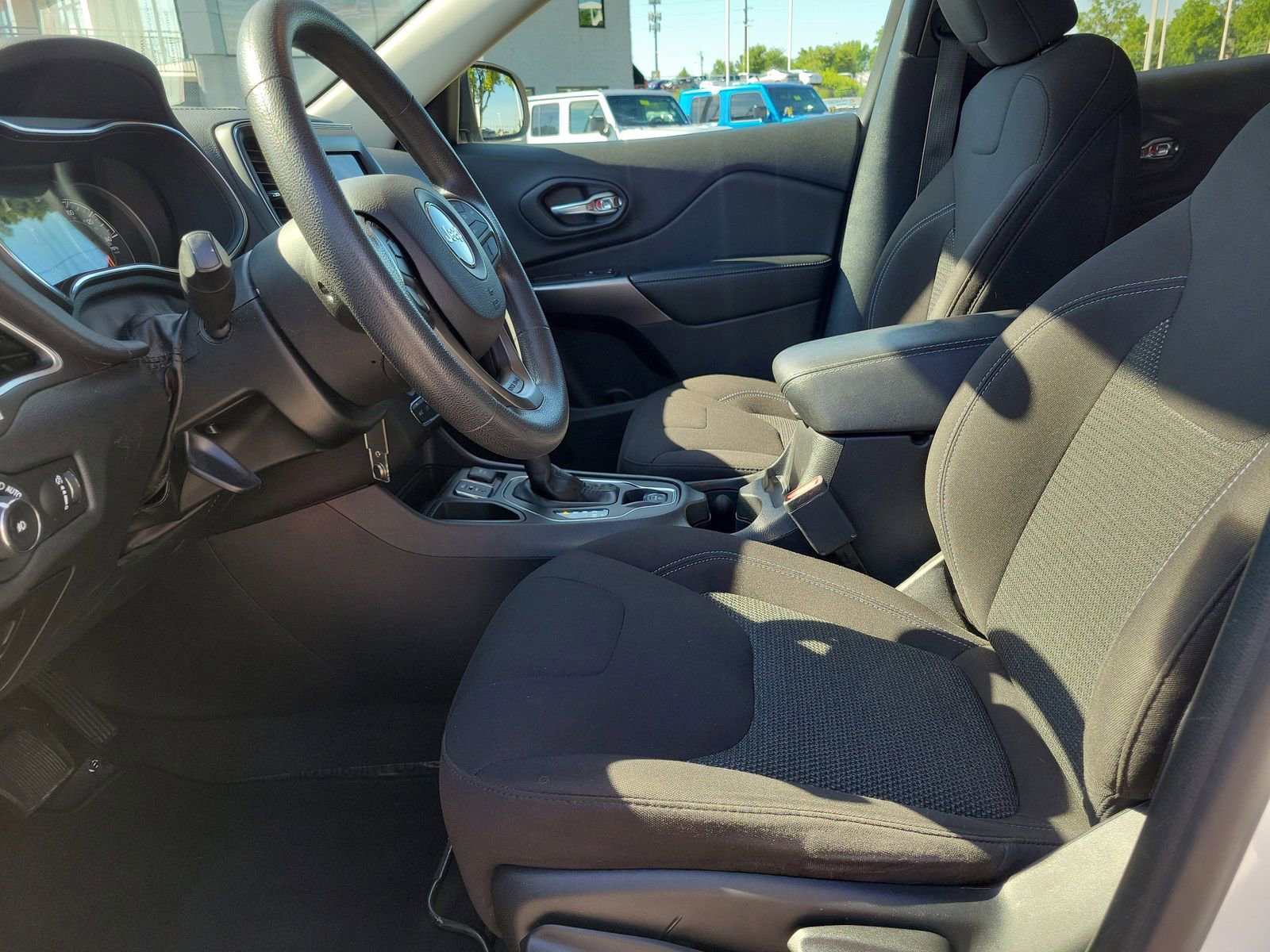 Used 2019 Jeep Cherokee Latitude w/ Popular Appearance Group FWD image 18
