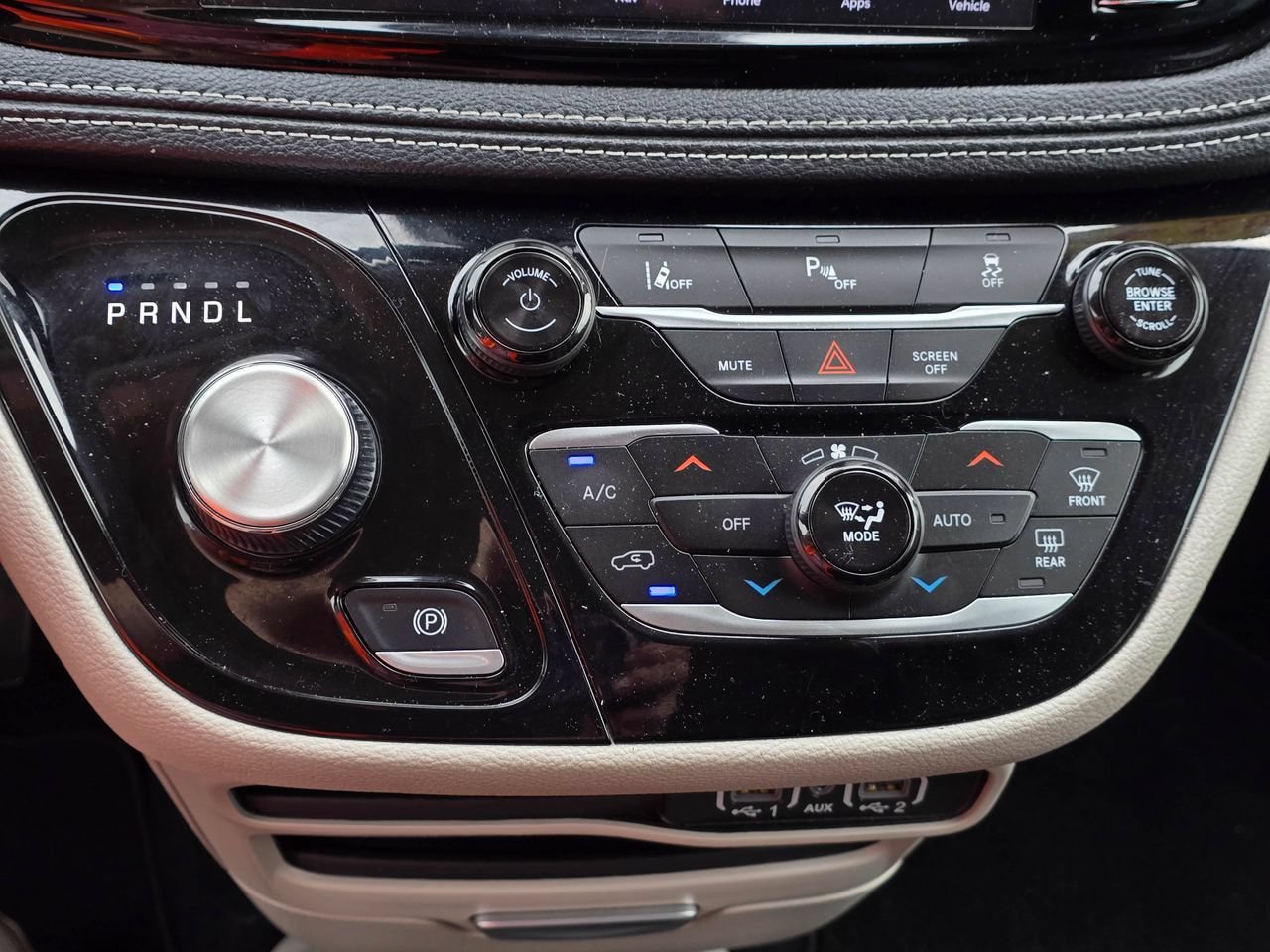 Used 2024 Chrysler Pacifica Limited FWD image 18