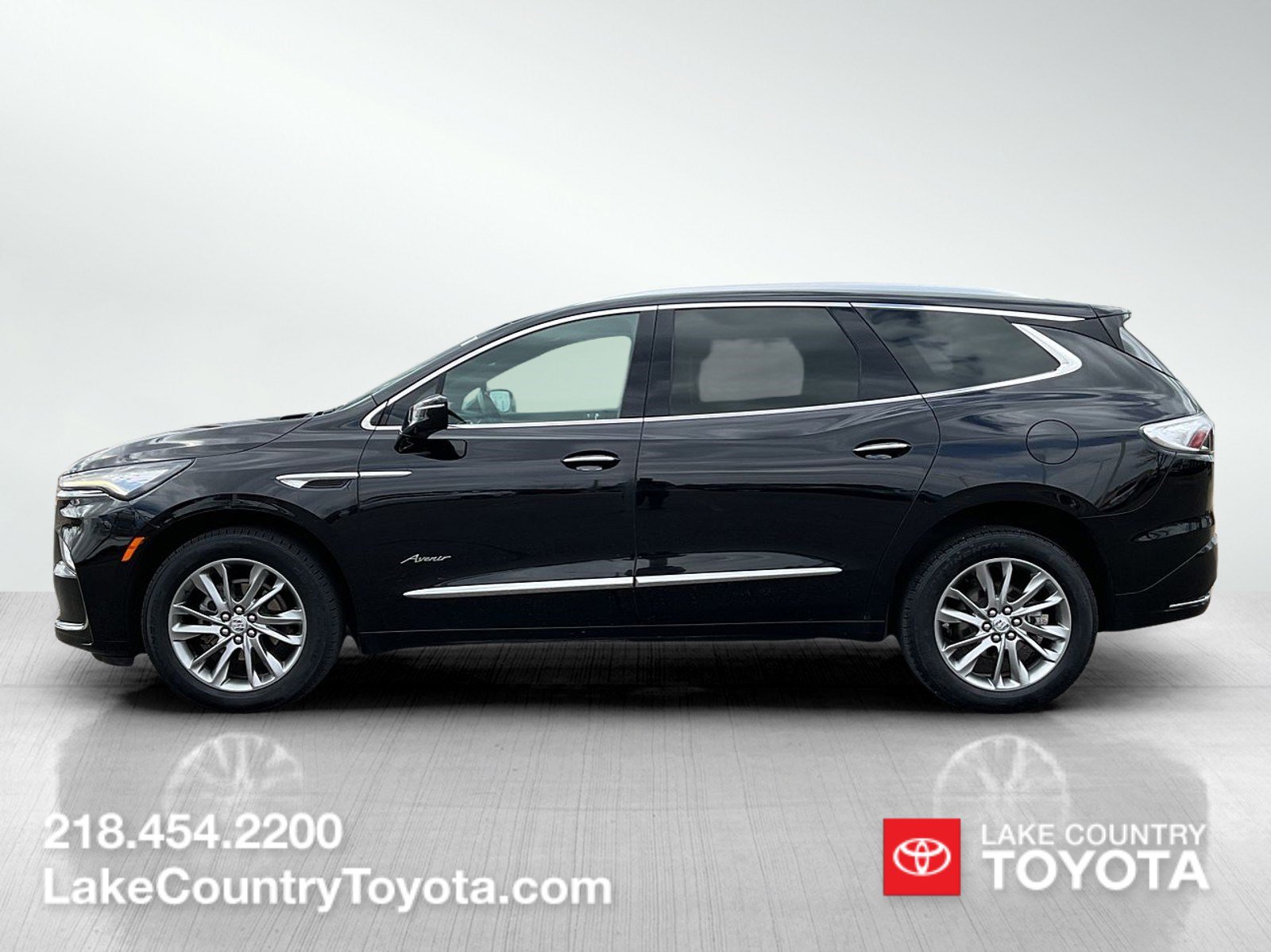 Used 2023 Buick Enclave Avenir w/ Avenir Technology Package AWD/4WD image 2