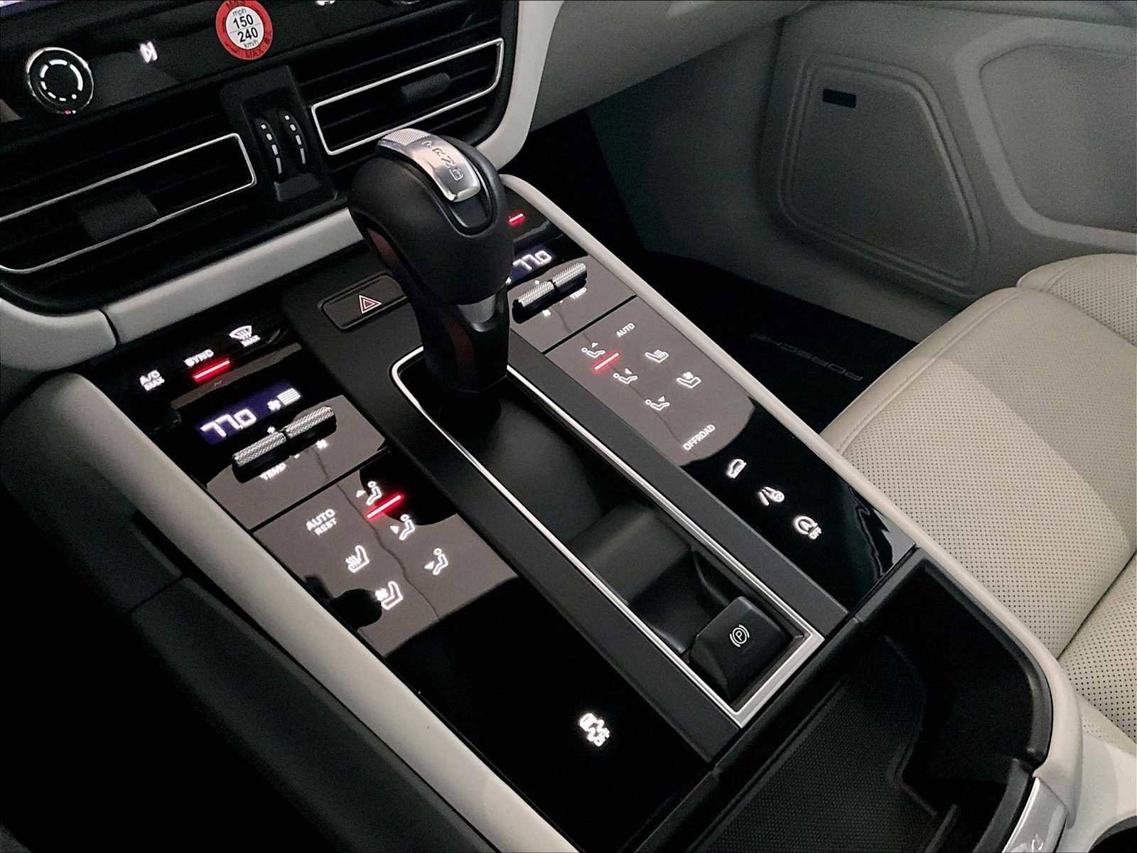 Used 2025 Porsche Macan image 20