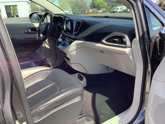 Used 2023 Chrysler Pacifica Touring-L image 36