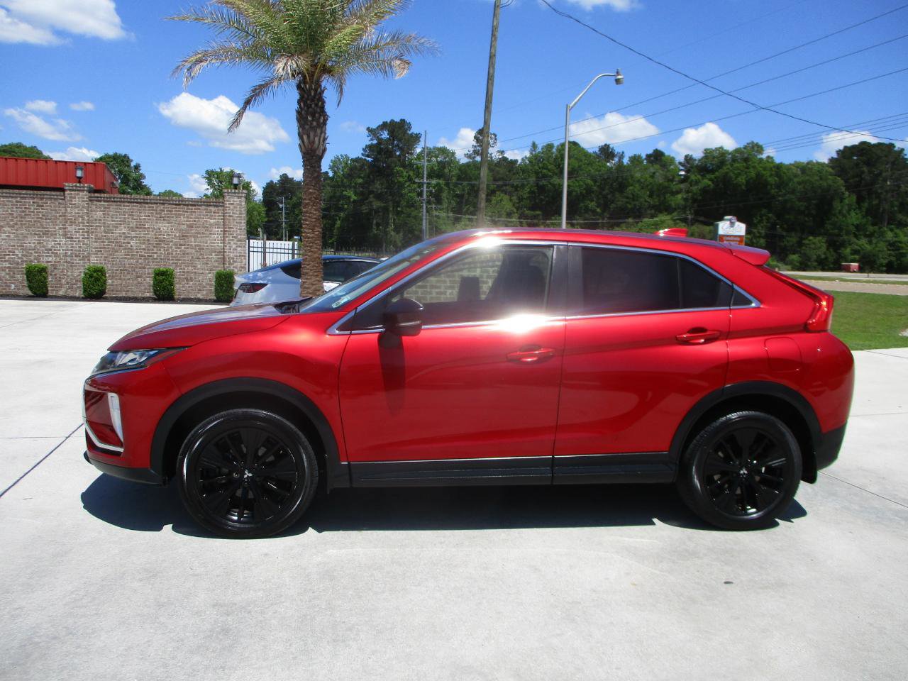 Used 2019 Mitsubishi Eclipse Cross LE image 1