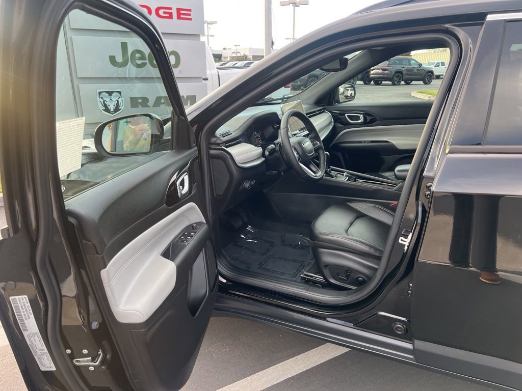 Used 2025 Jeep Compass Limited image 15