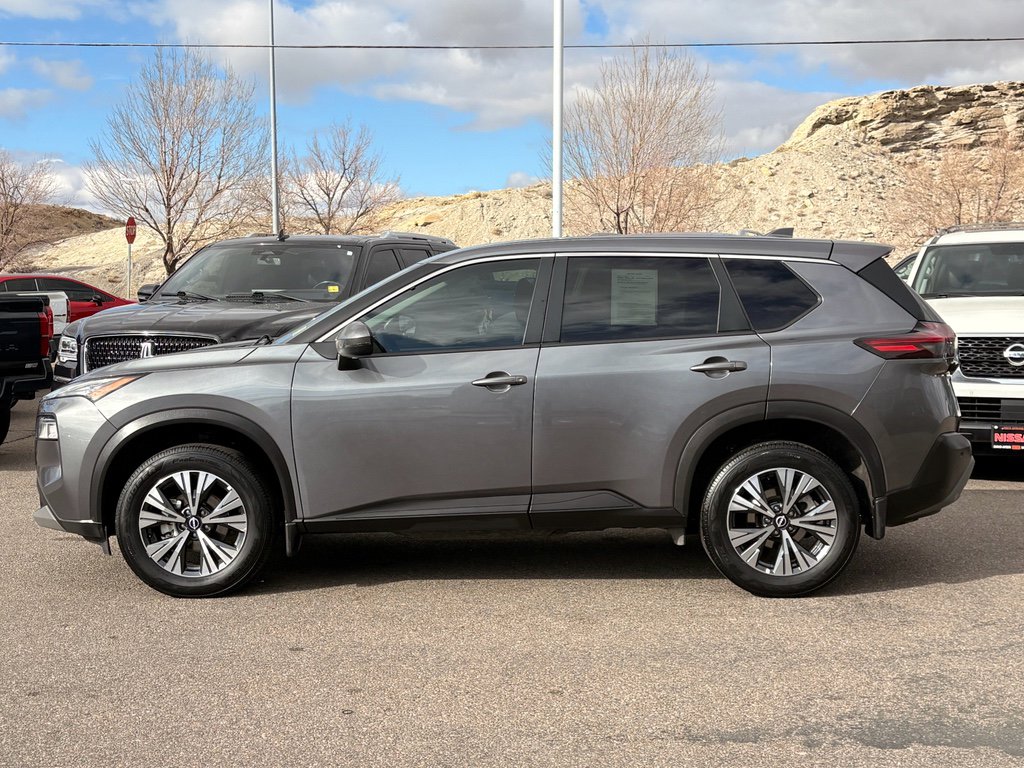 Used 2022 Nissan Rogue SV image 2
