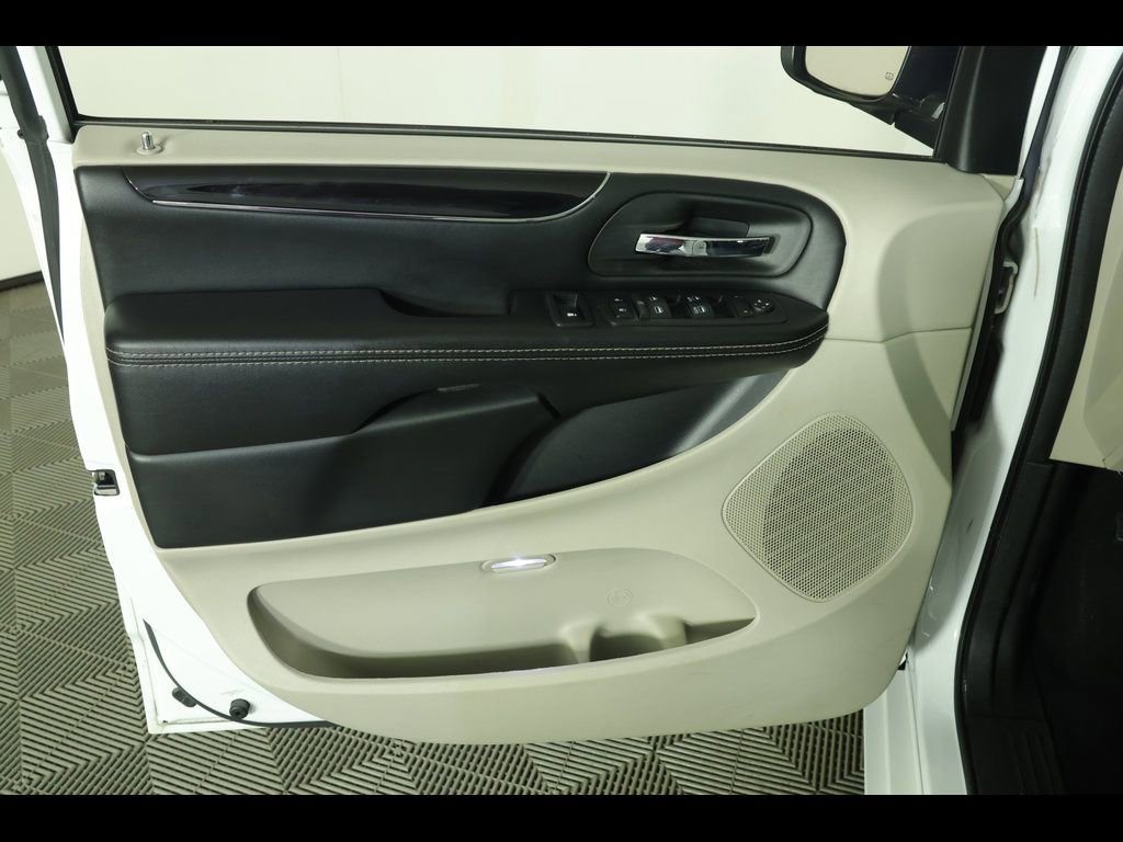 Used 2019 Dodge Grand Caravan SXT FWD image 16
