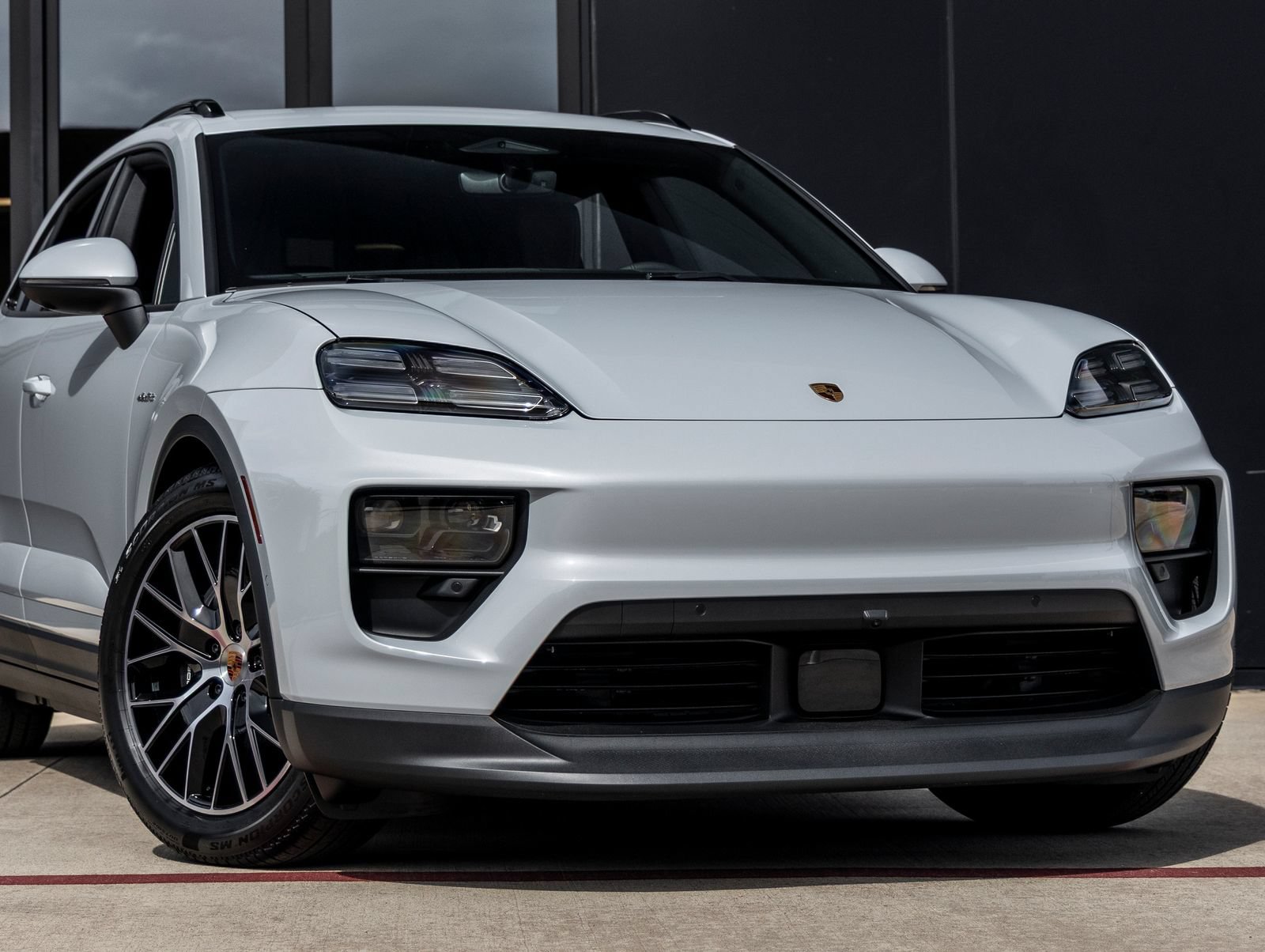 Certified 2026 Porsche Macan 4 Electric AWD/4WD image 9