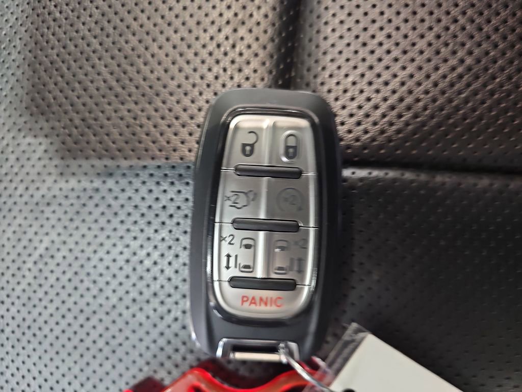 Used 2023 Chrysler Pacifica Limited w/ Uconnect Theater Family Group image 41