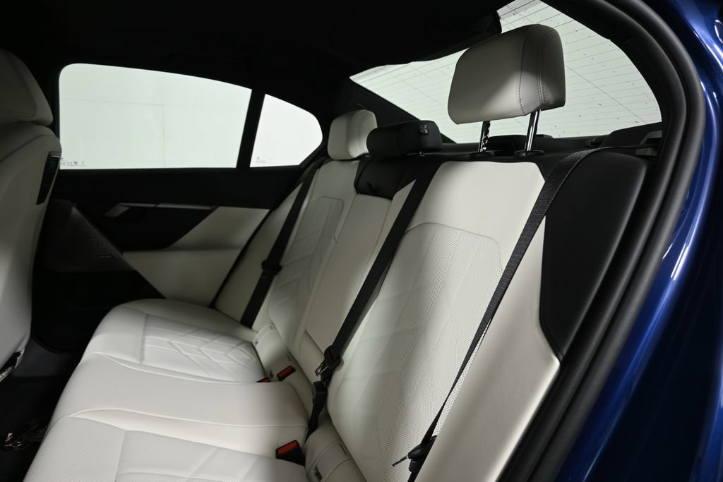 Used 2026 BMW 530i xDrive AWD/4WD image 4