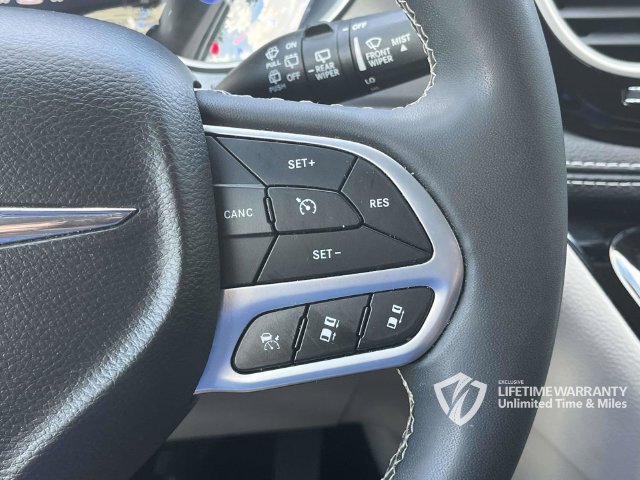 Used 2024 Chrysler Pacifica Limited FWD image 32