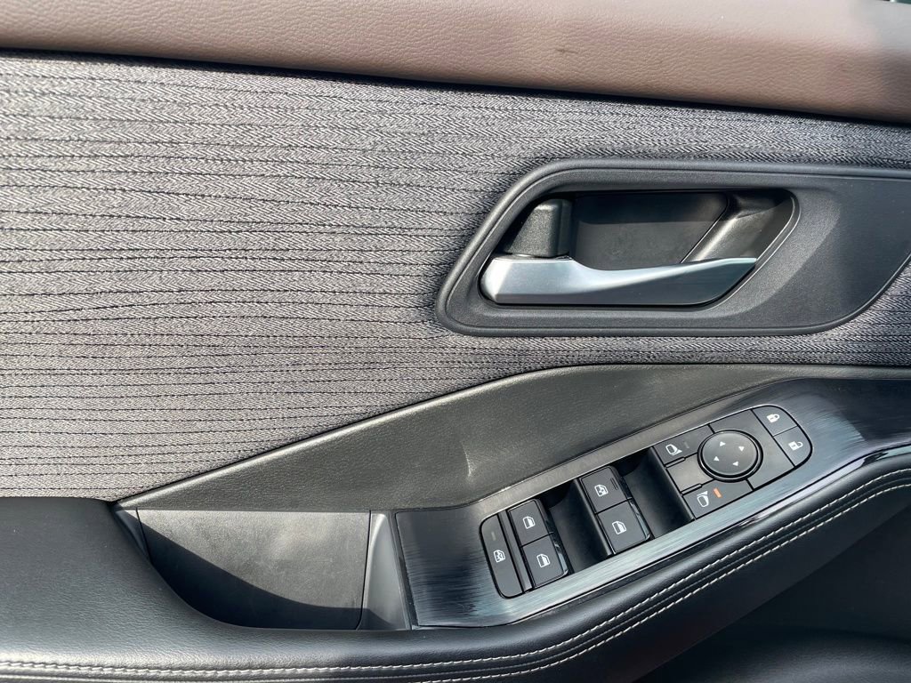 Used 2023 Nissan Rogue SV image 13