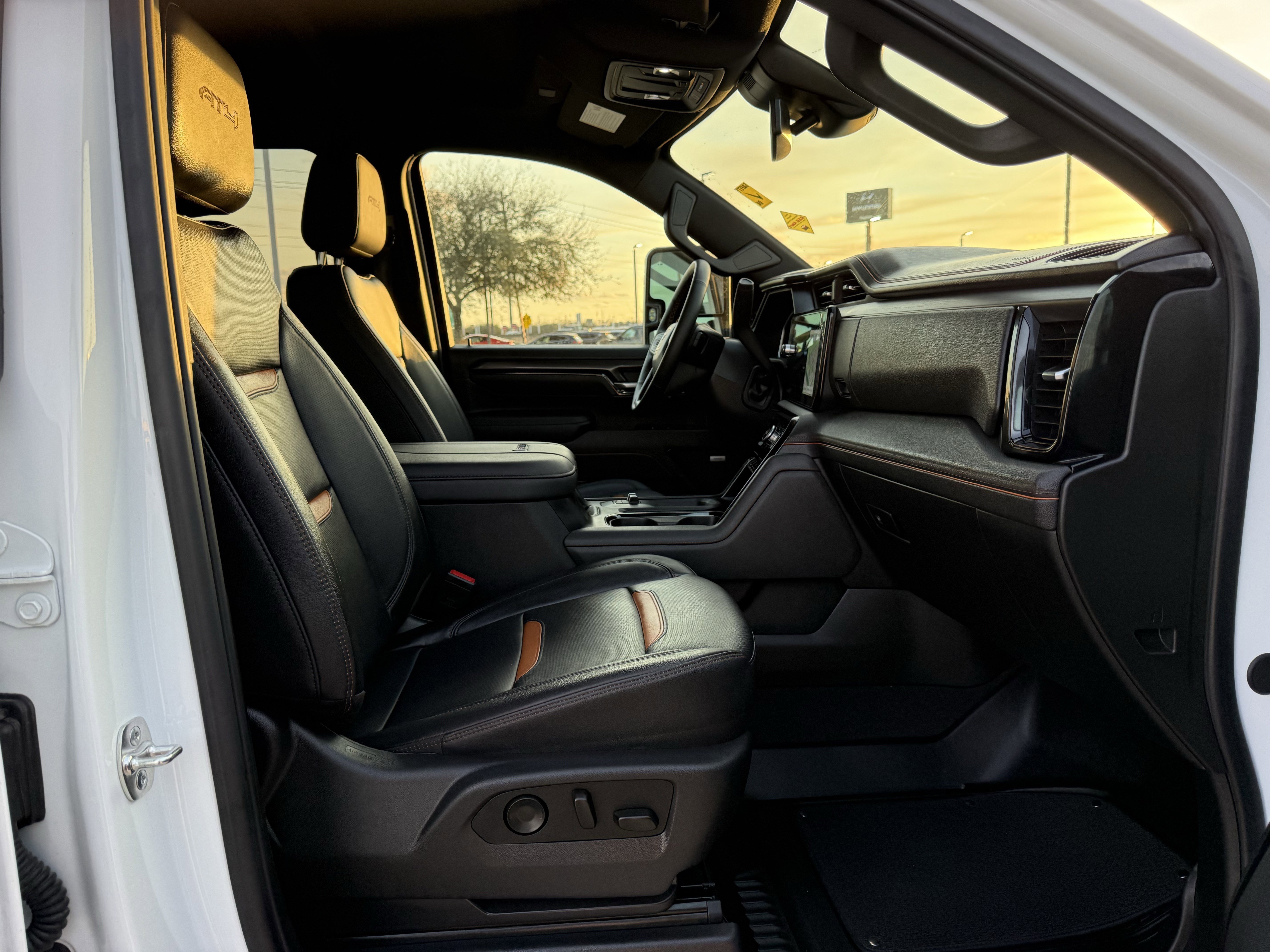 Used 2025 GMC Sierra 2500 AT4 image 25