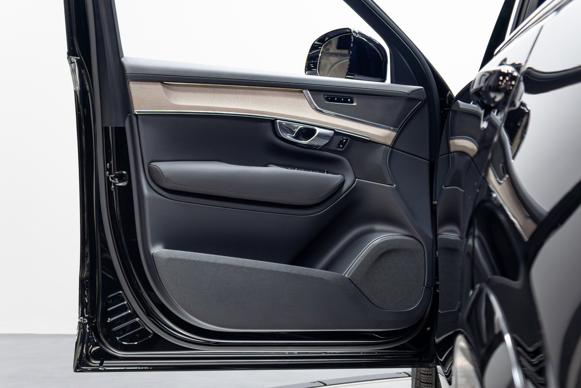 Used 2025 Volvo XC90 B6 Plus image 59