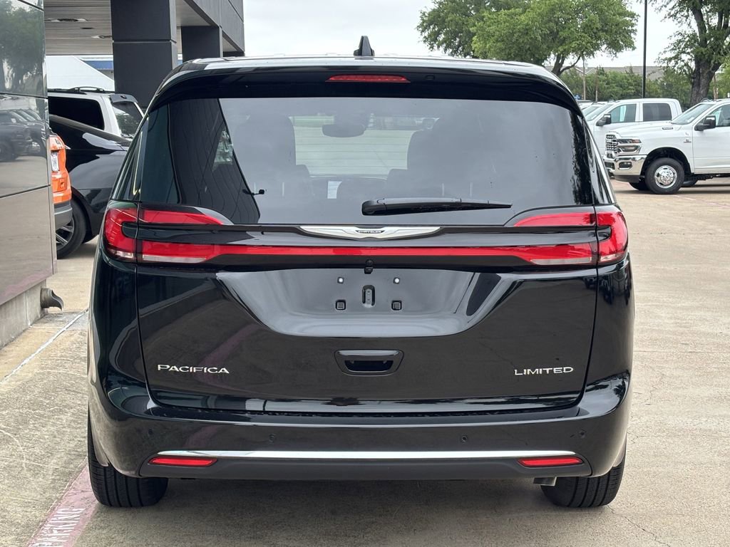 New 2026 Chrysler Pacifica Limited FWD image 4