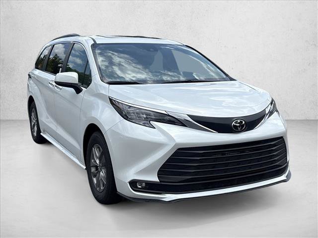 Used 2026 Toyota Sienna XLE FWD image 3