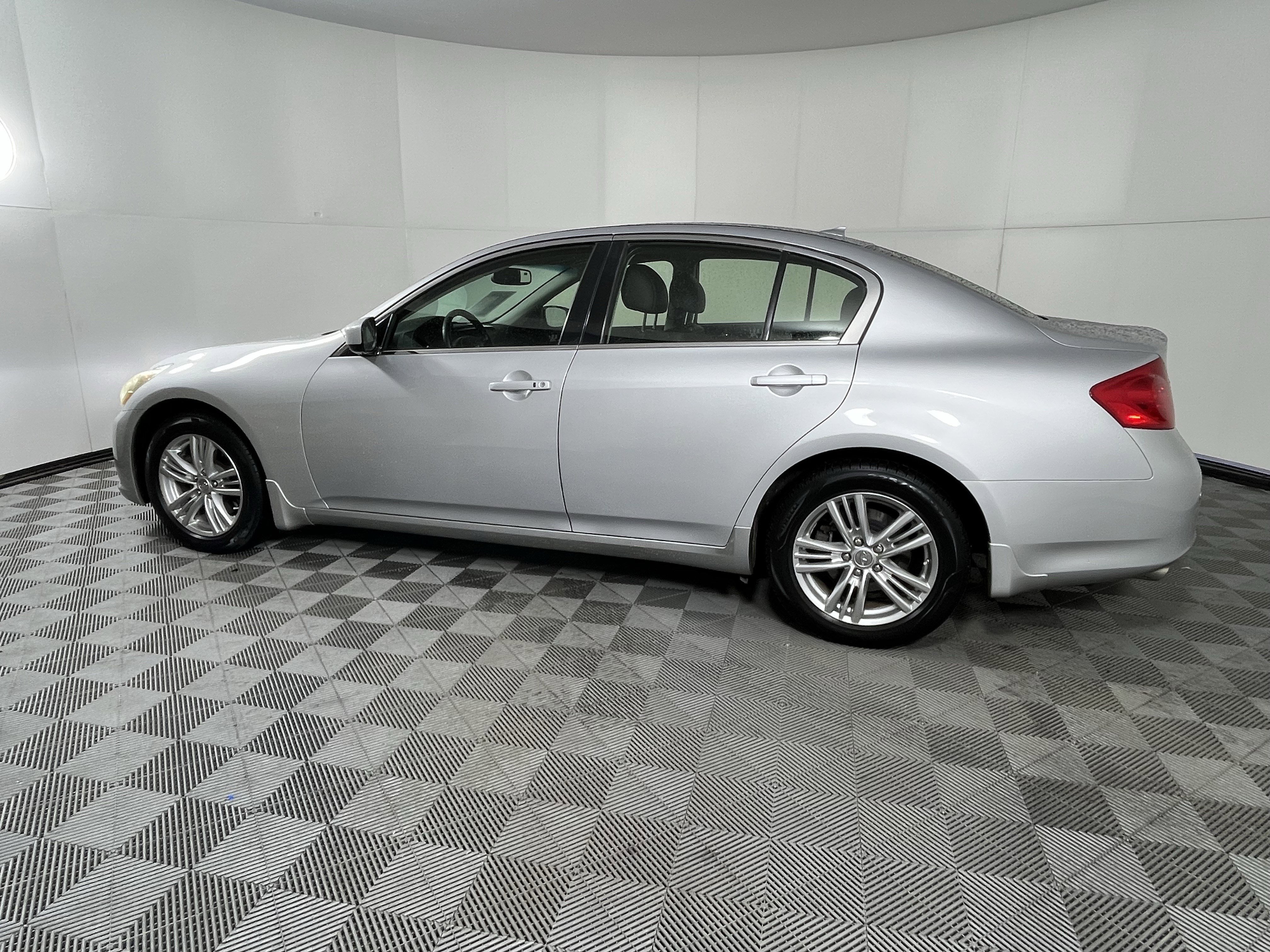 Used 2013 INFINITI G37 x w/ Premium Pkg image 2