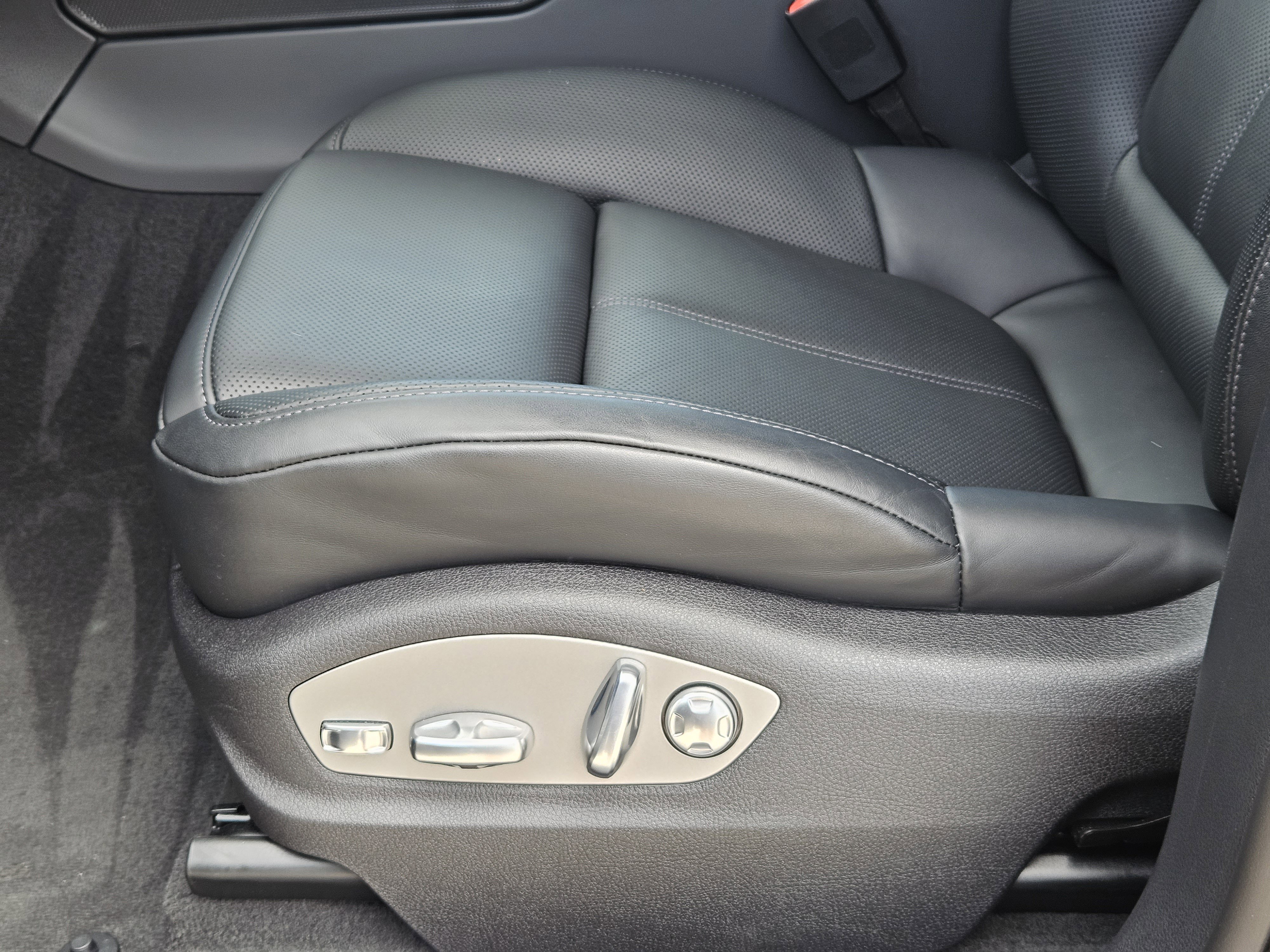 Certified 2026 Porsche Macan image 23