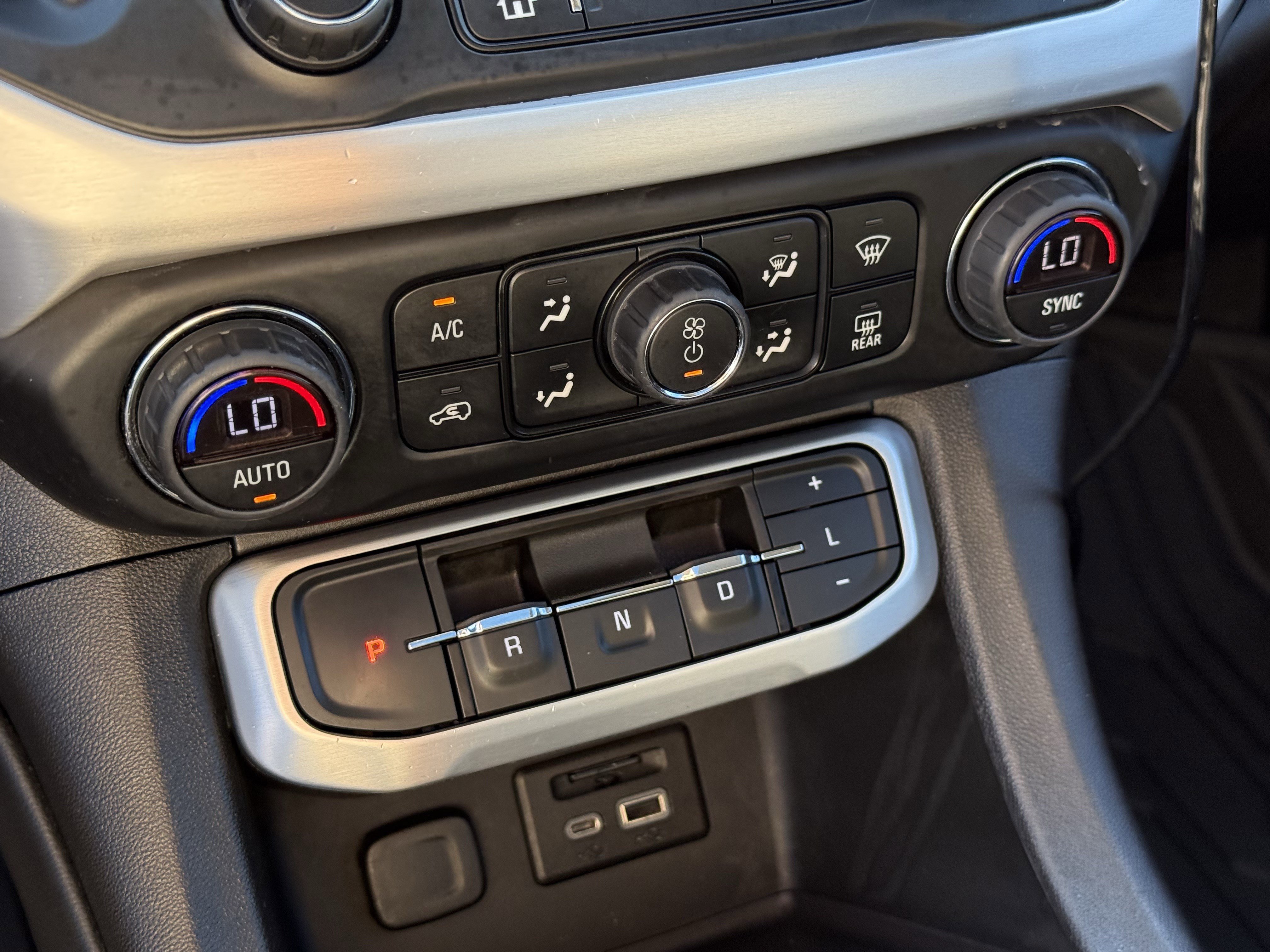 Used 2022 GMC Acadia SLT w/ Elevation Edition image 22