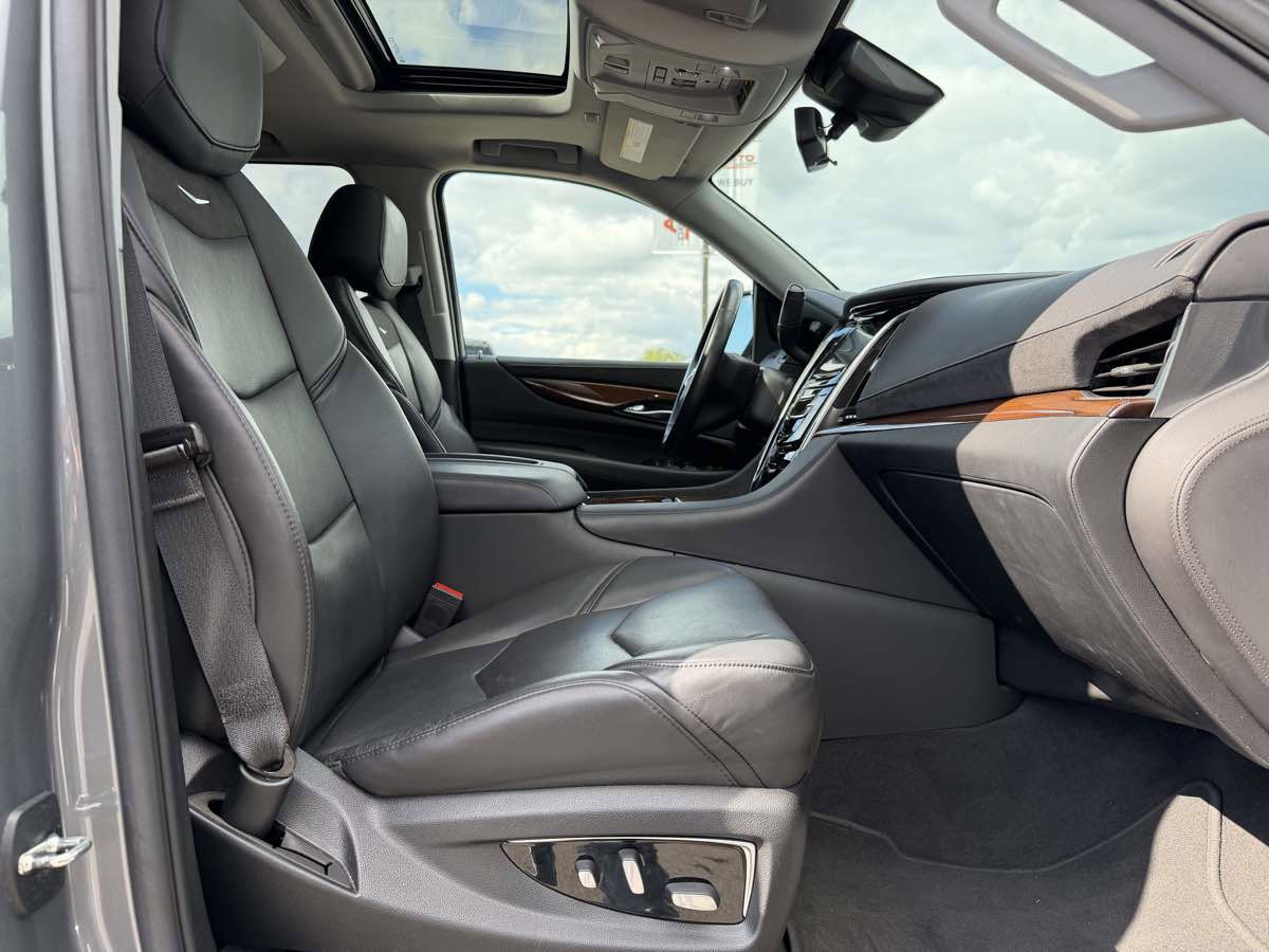 Used 2020 Cadillac Escalade Premium Luxury w/ Escalade Sport Edition AWD/4WD image 17