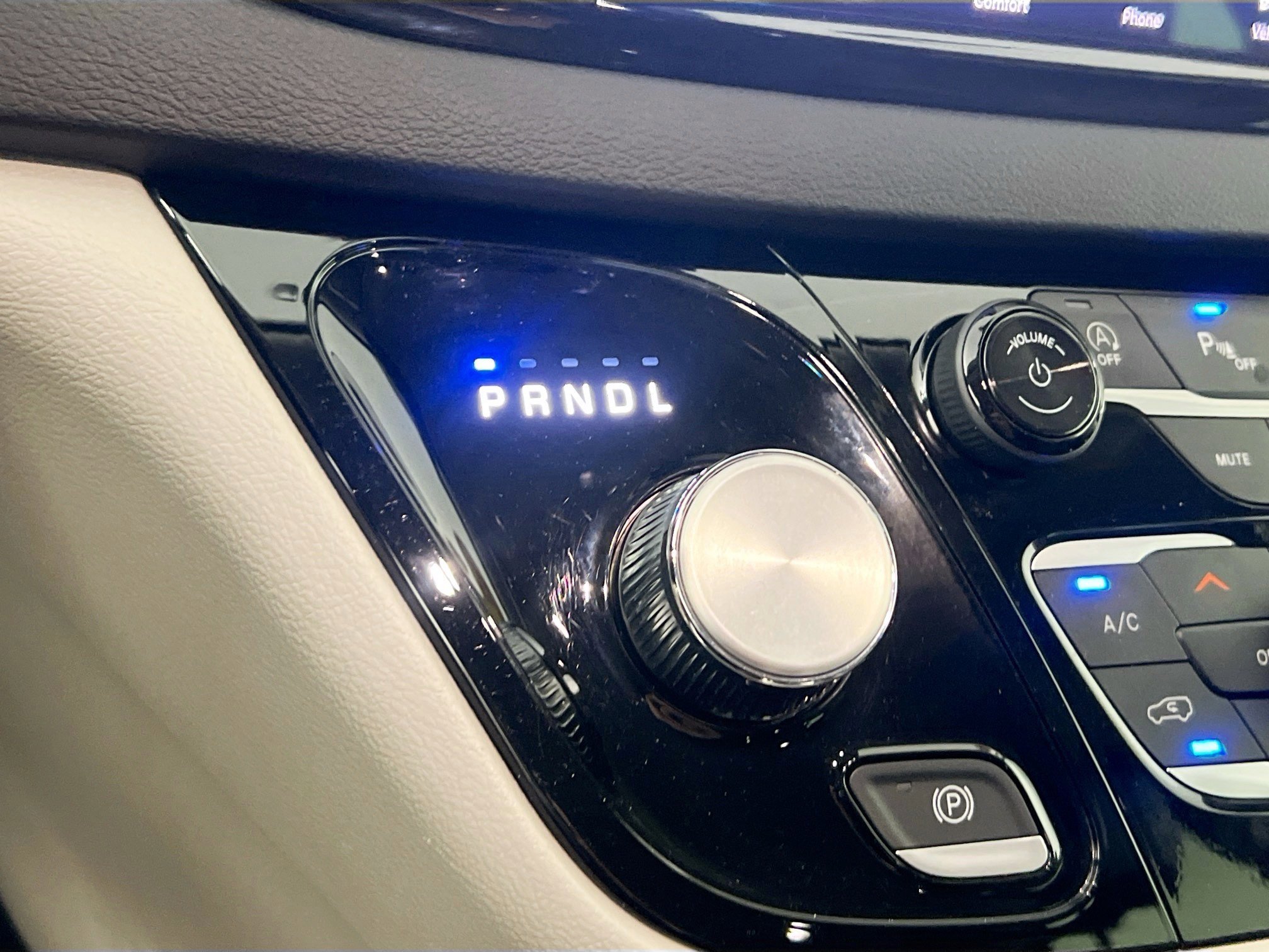 Used 2024 Chrysler Pacifica Touring-L image 25